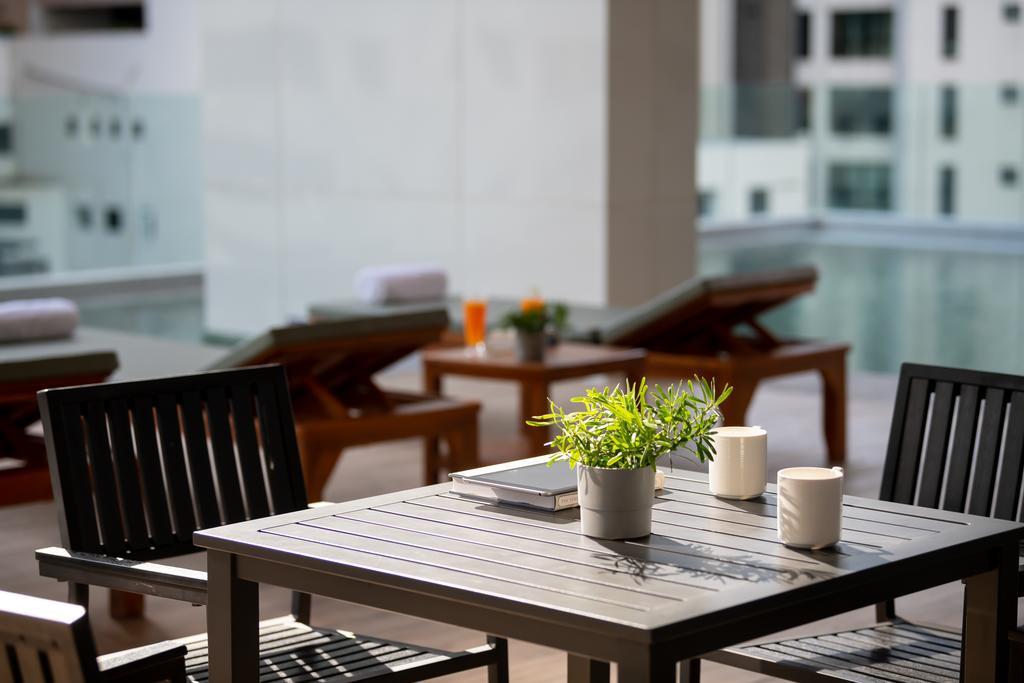 Jasmine 59 Hotel Bangkok Dış mekan fotoğraf A table and chairs