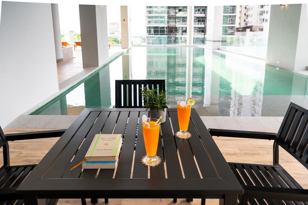 Jasmine 59 Hotel Bangkok Dış mekan fotoğraf A poolside table and chairs