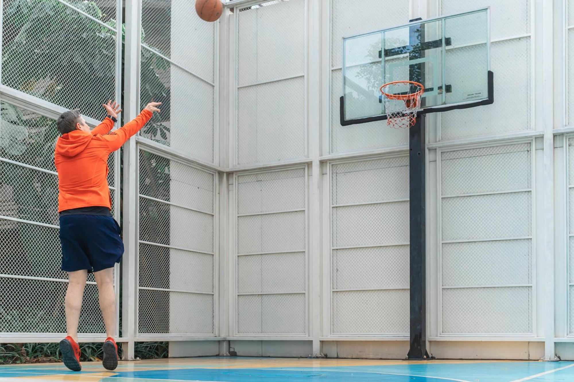 Jasmine 59 Hotel Bangkok Dış mekan fotoğraf Basketball player shooting a layup